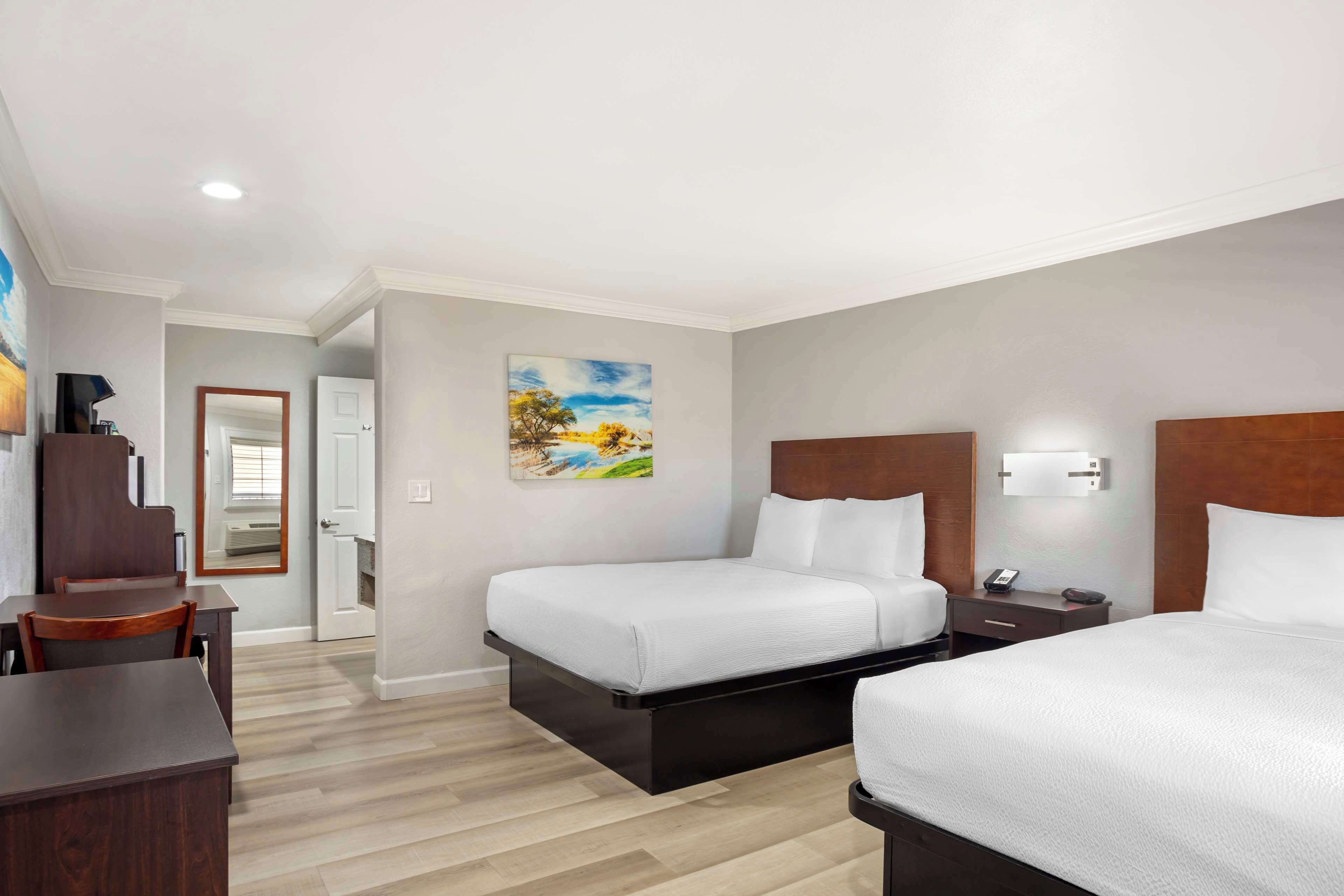 Roupas de cama premium, cofres nos quartos, cortinas blackout