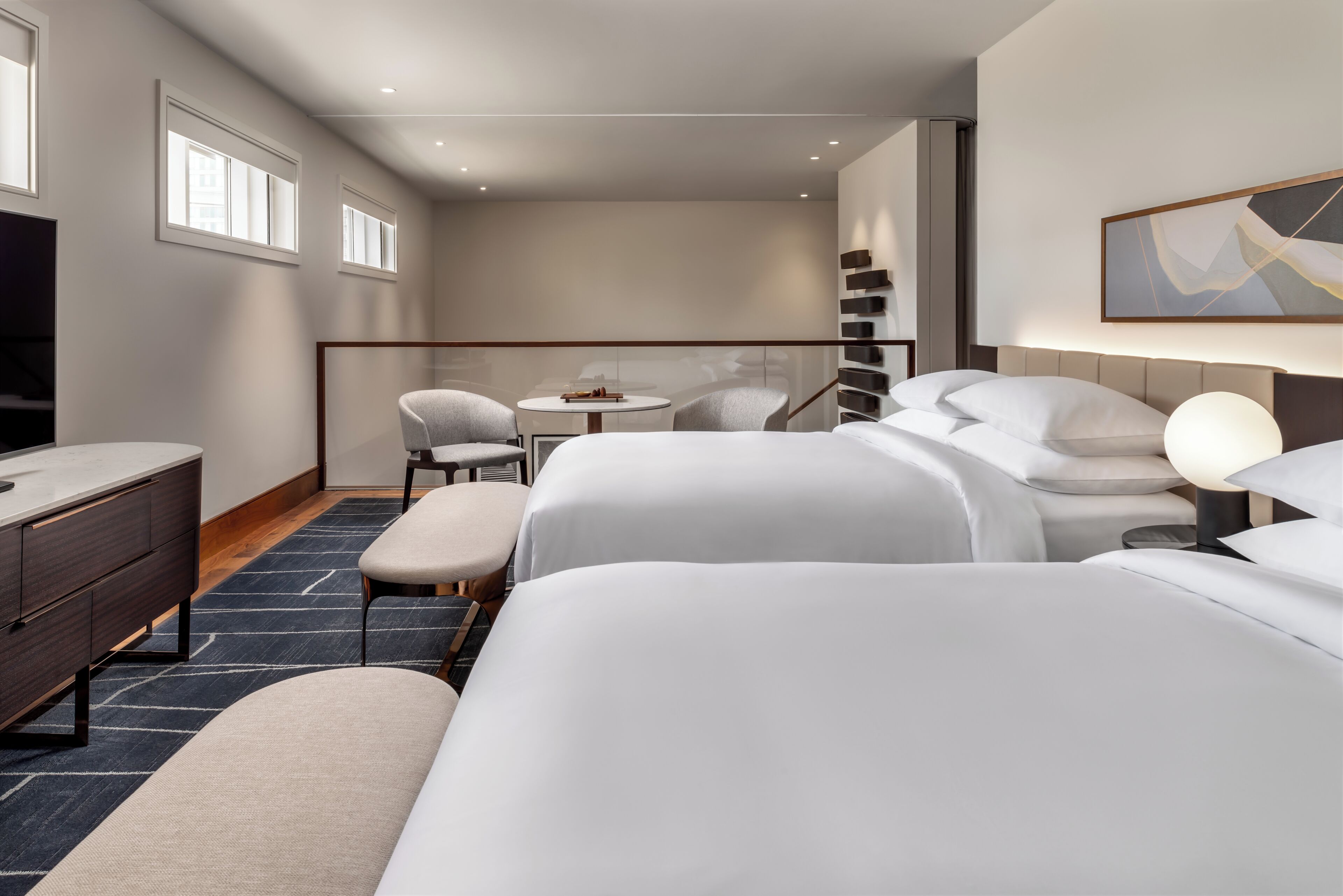 Suite, 2 habitaciones (Bilevel) | Ropa de cama de alta calidad, minibar, caja fuerte y cortinas opacas