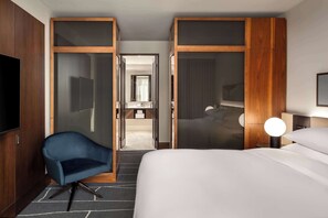 Premium bedding, minibar, in-room safe, blackout drapes - Park Hyatt Toronto (Toronto)