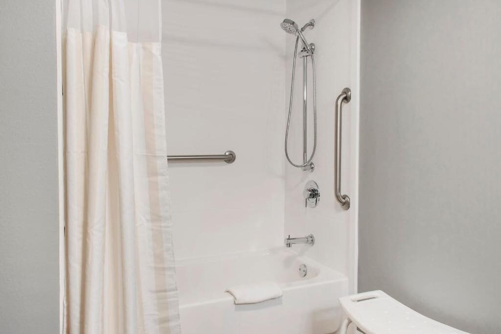combined shower/bathtub, hair dryer, towels