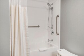 Ensemble douche/baignoire, sèche-cheveux, serviettes fournies