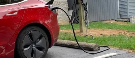 Electric vehicle charging station