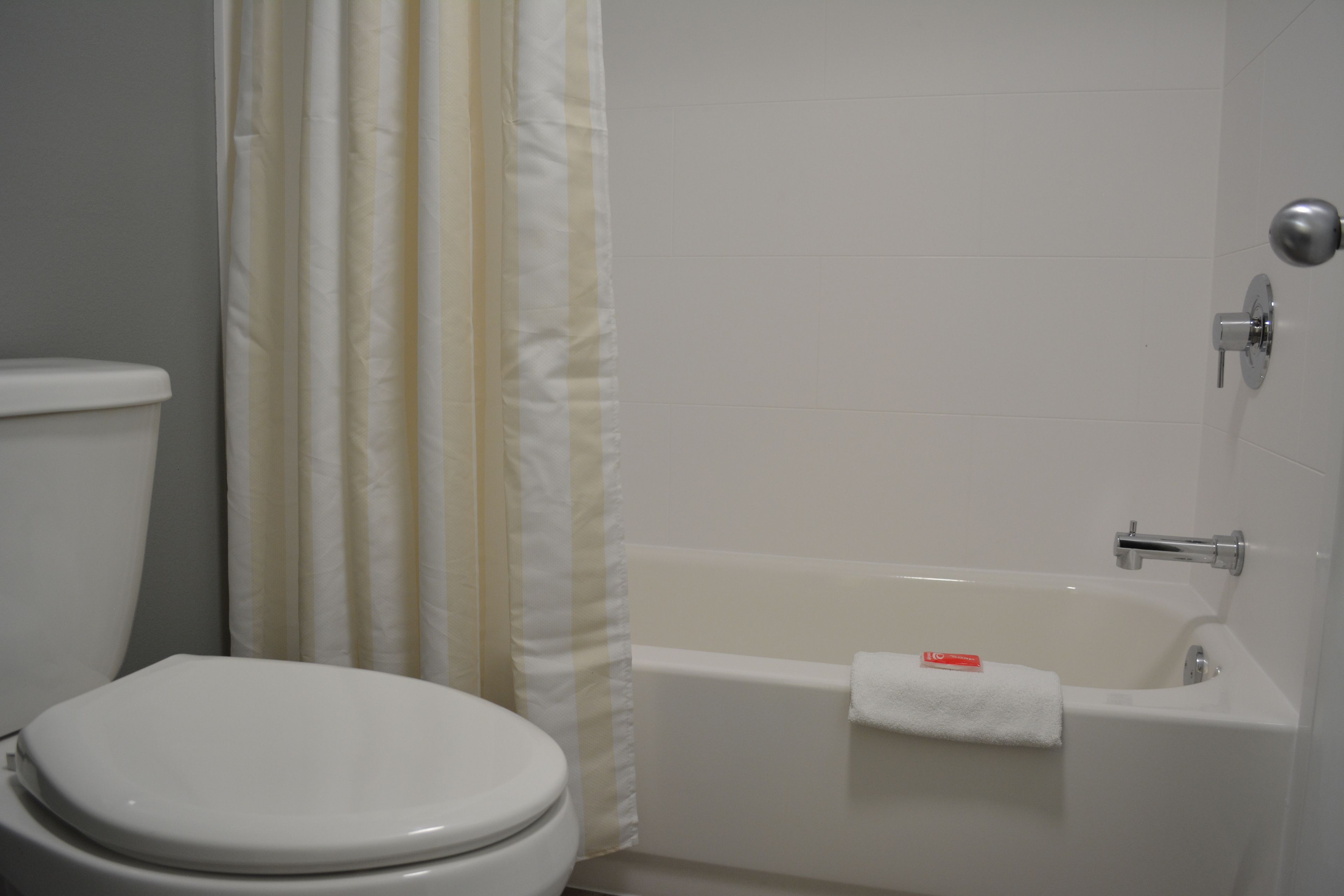 combined shower/bathtub, hair dryer, towels