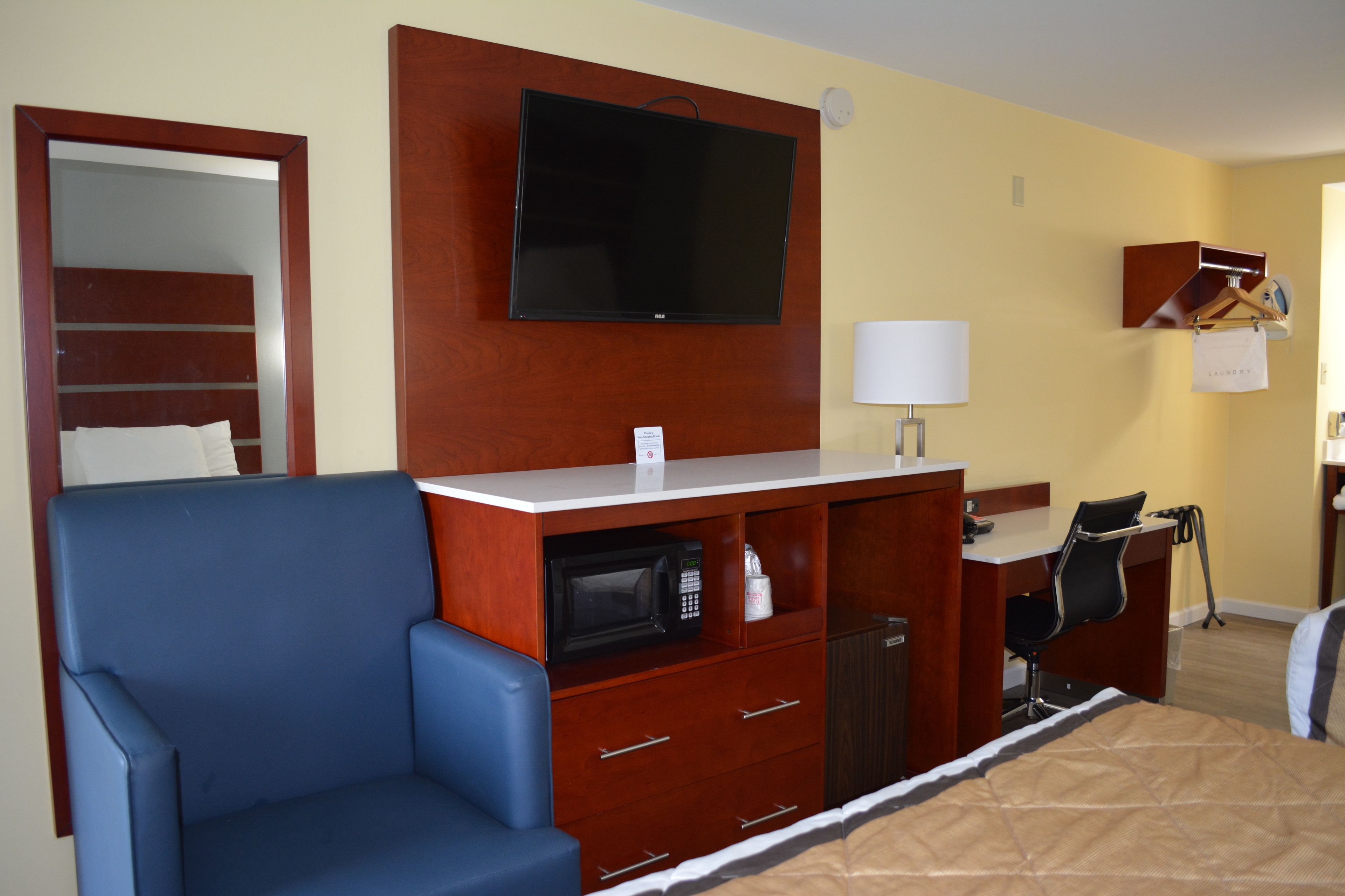 standard room, 2 queen beds, non smoking | desk, iron/ironing board, free wifi, bed sheets