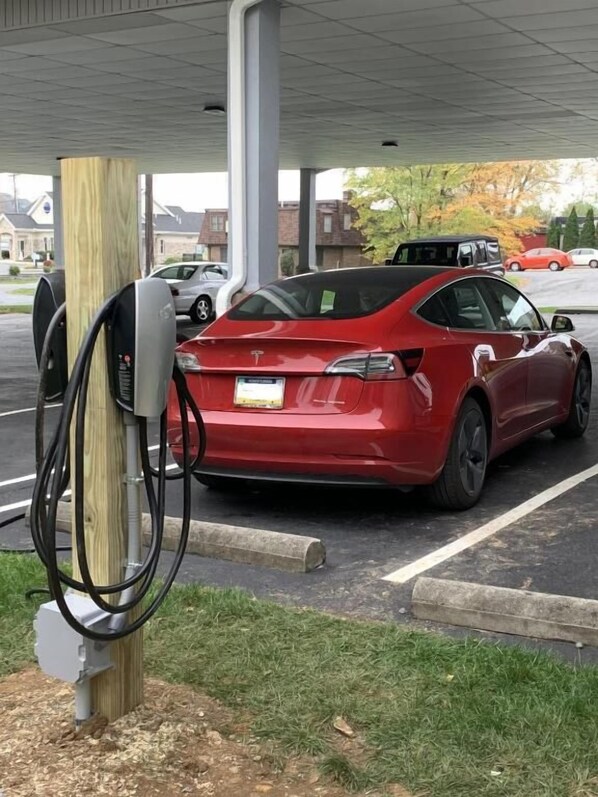 Electric vehicle charging station