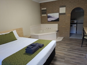 Standard Room, Kitchenette (SPA ROOM - NO PETS) | Desk, free WiFi