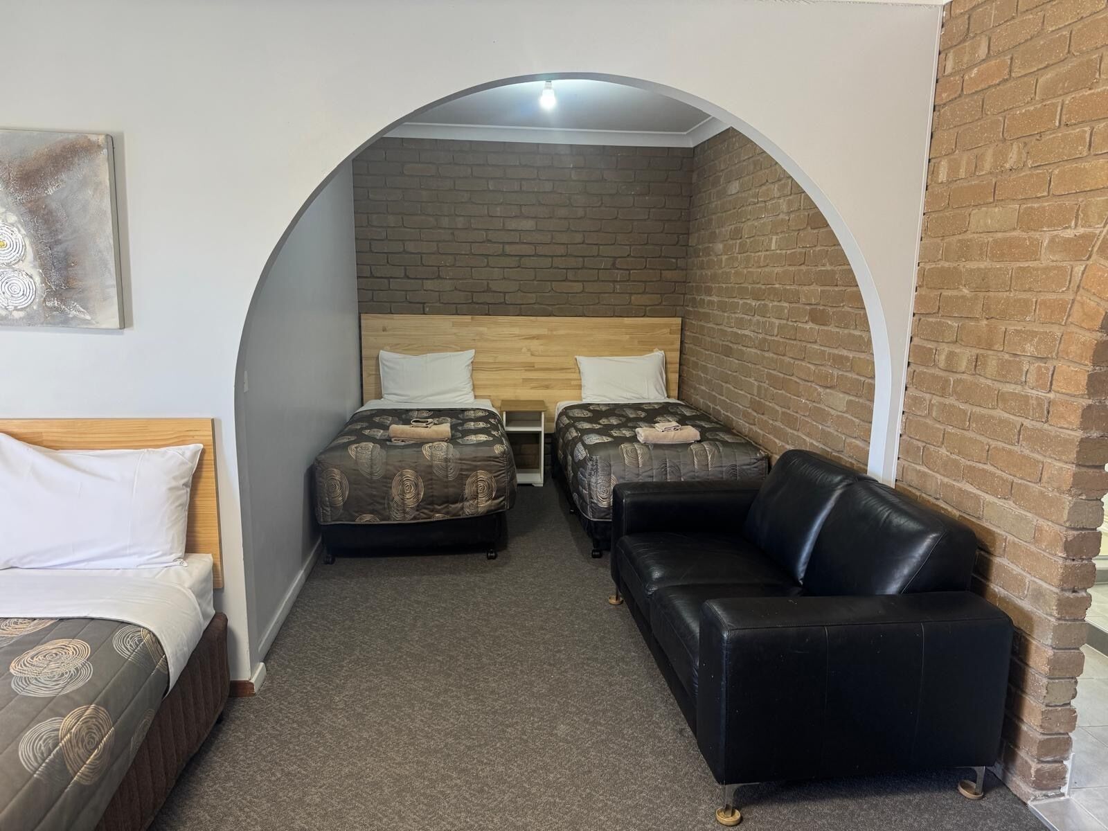 Family Room, Non Smoking, Kitchenette (FAMILY ROOM - NO PETS) | 办公桌、免费 WiFi