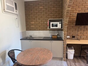 Family Room, Non Smoking, Kitchenette (FAMILY ROOM - NO PETS)