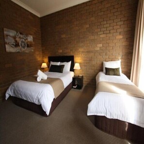 Pet-Friendly Twin Room | Desk, free WiFi