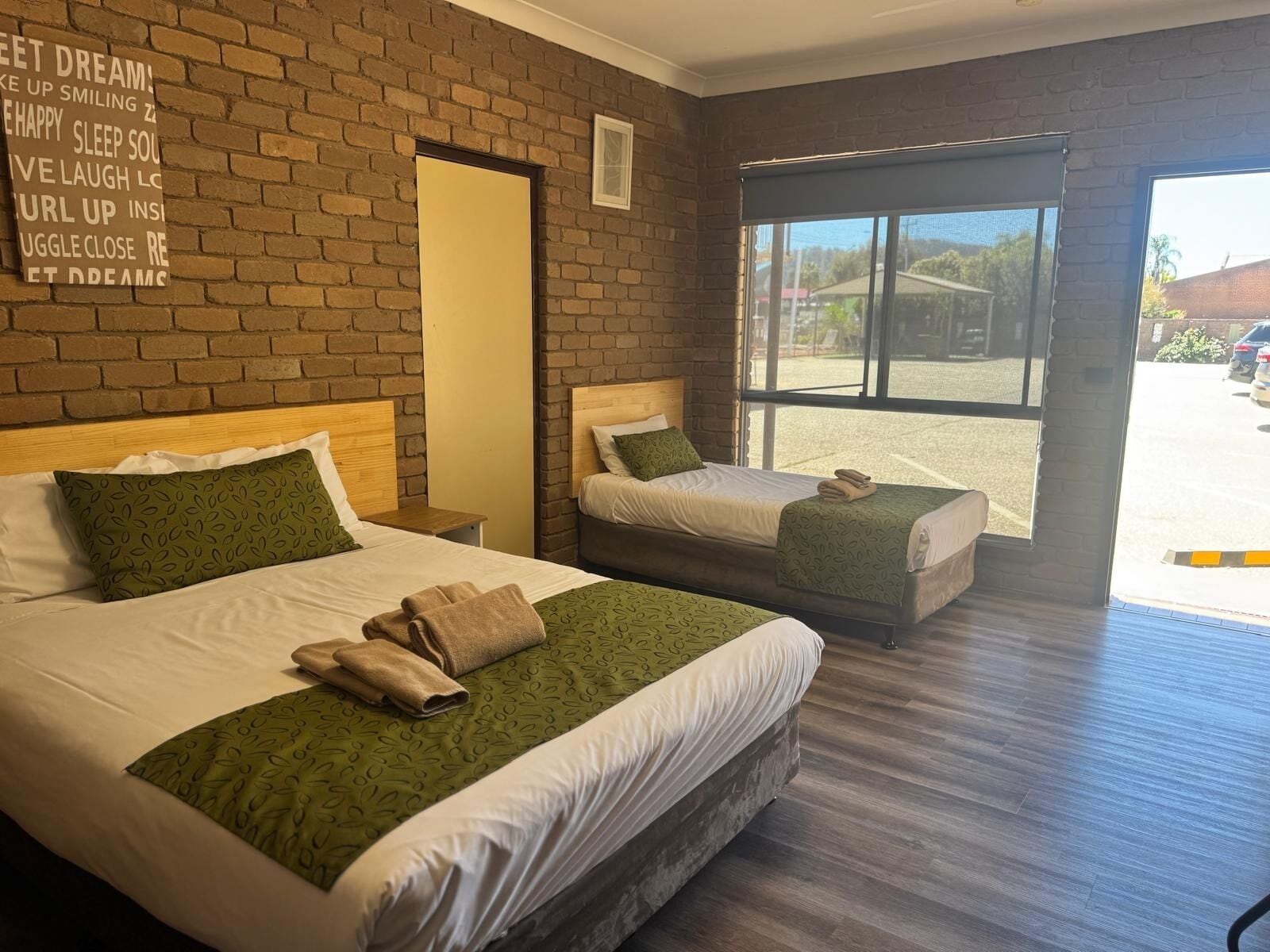 Pet-Friendly Twin Room | Desk, free WiFi