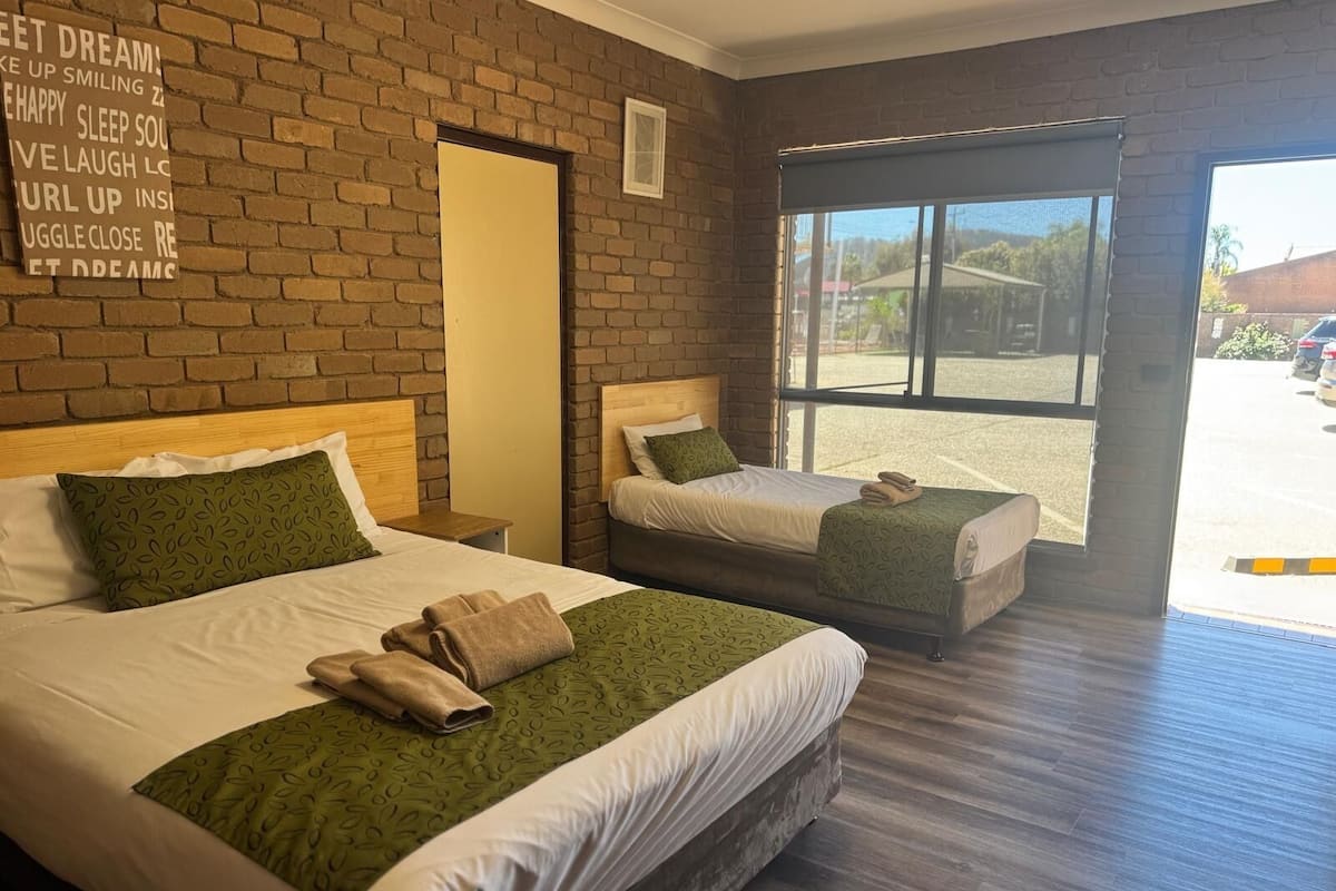 Pet-Friendly Twin Room | Desk, WiFi (free)