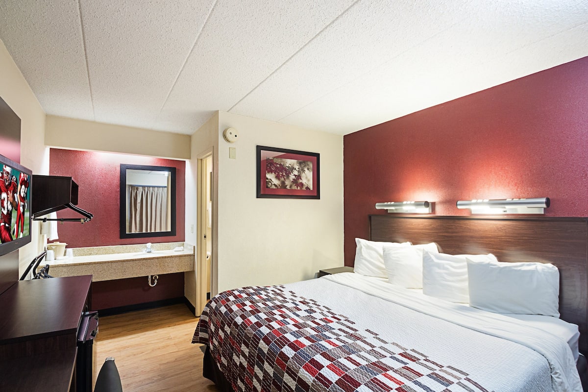 Deluxe Room, 1 King Bed (Smoke Free) | Desk, laptop workspace, blackout drapes, free cribs/infant beds