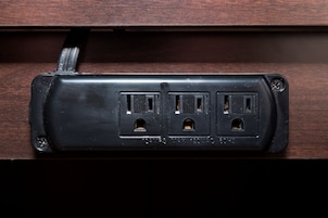 Escritorio, espacio para trabajar con laptop y cortinas blackout