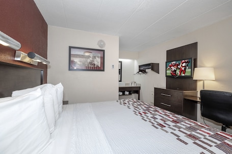 Deluxe Room, 1 King Bed (Smoke Free) | Desk, laptop workspace, blackout drapes, free cribs/infant beds