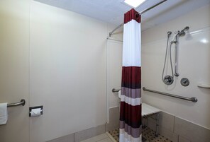 Ducha con cortina blanca y granate, cabezal de ducha de mano y barra de apoyo.