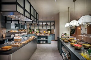 Café da manhã com buffet todos os dias mediante uma taxa