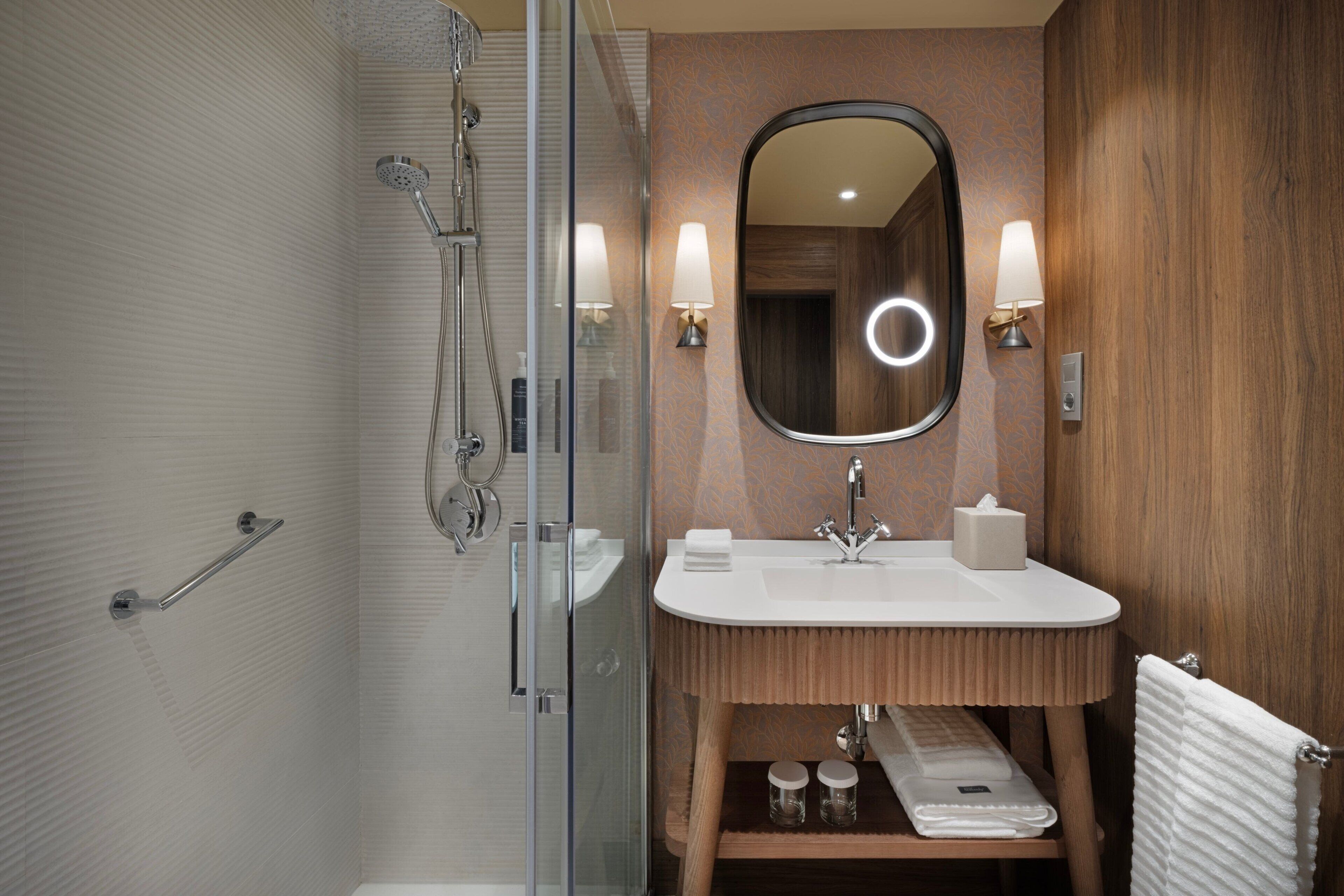 combined shower/bathtub, free toiletries, hair dryer, bidet