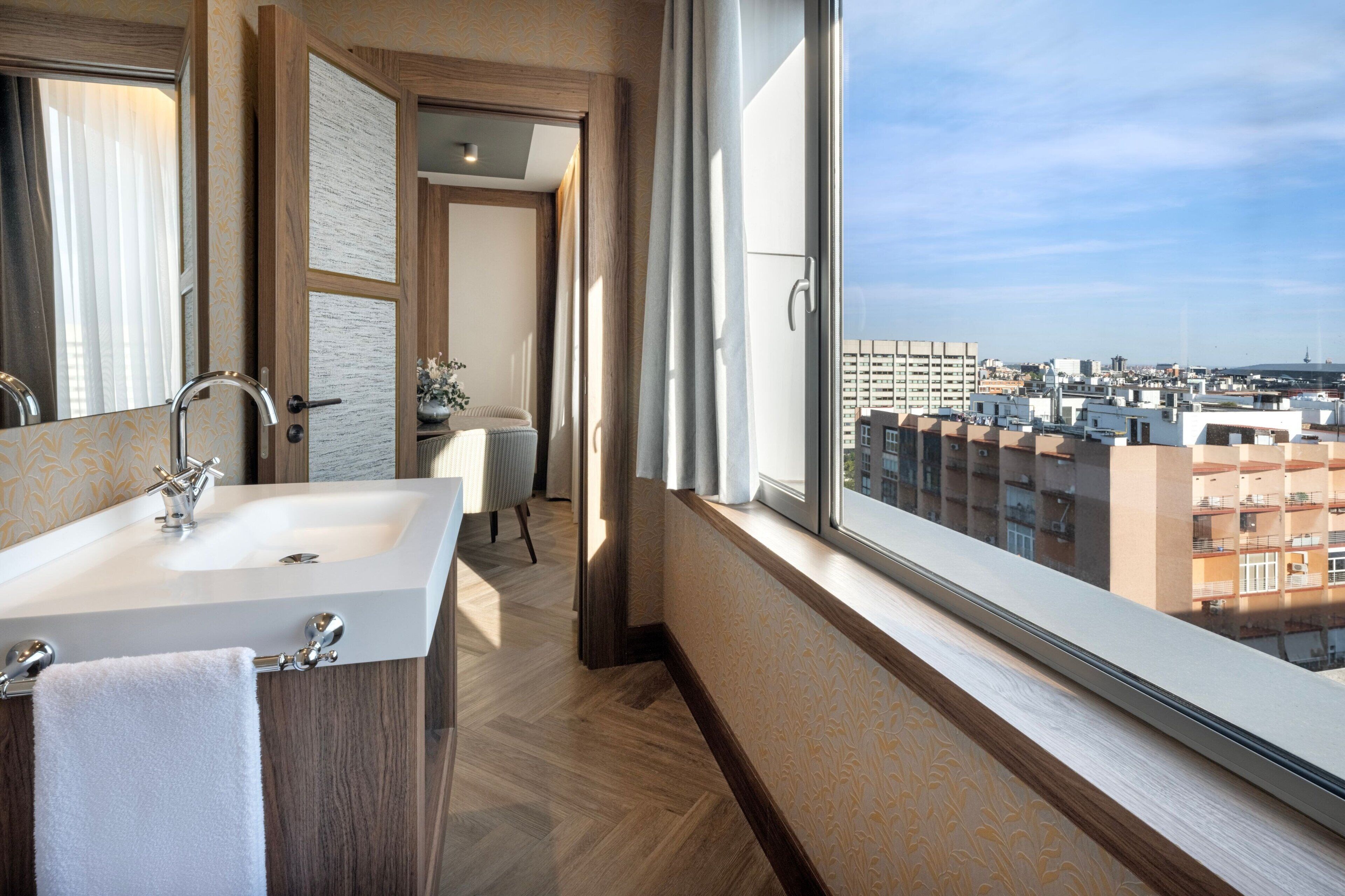 combined shower/bathtub, free toiletries, hair dryer, bidet