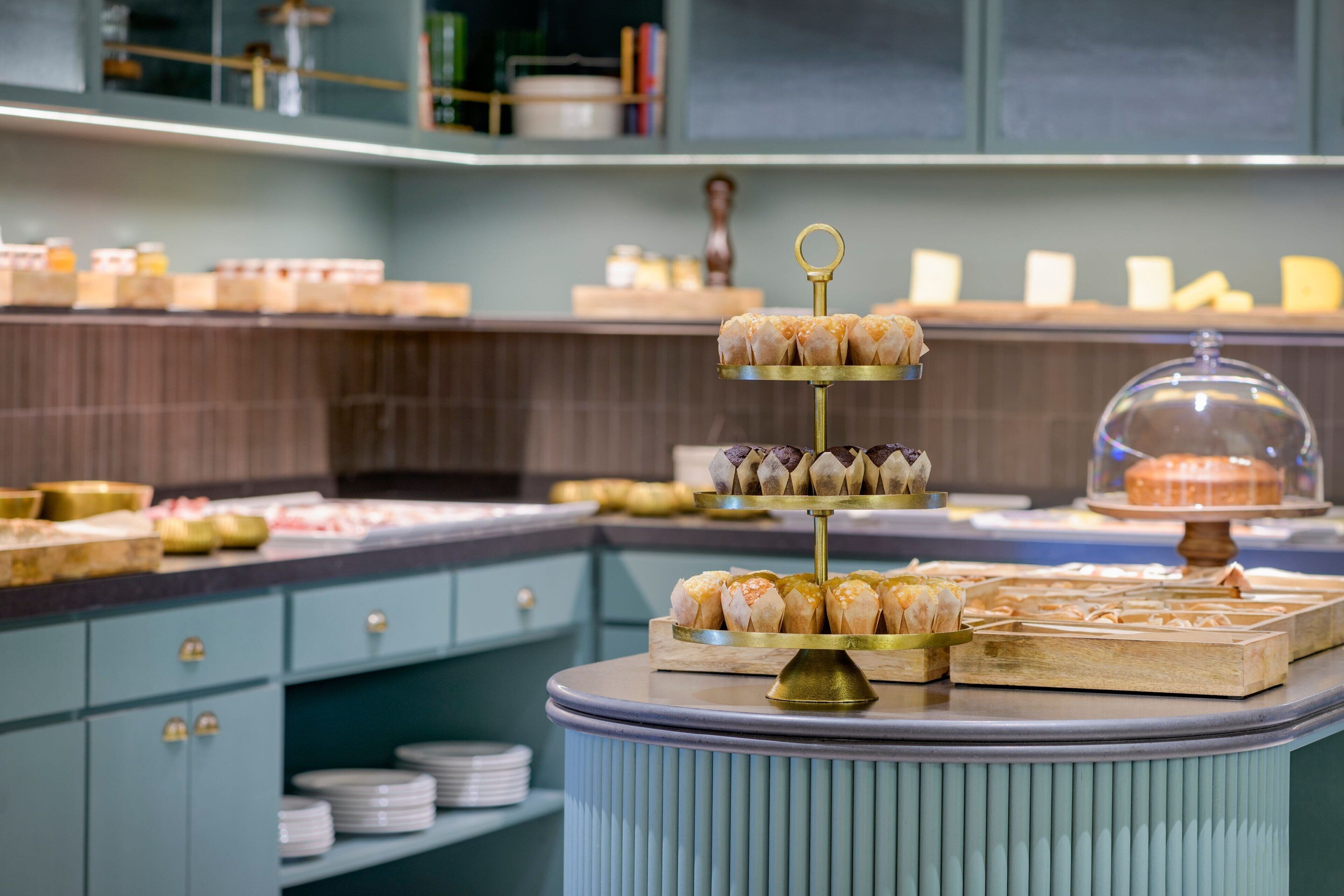 Un buffet proposant une variété de plats et un gâteau décoratif exposé.