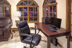 Business centre - Travelodge by Wyndham Costa Mesa Newport Beach Hacienda (Costa Mesa)