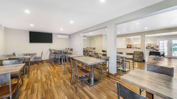 Petit déjeuner complet compris tous les jours