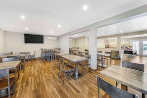 Café da manhã completo grátis todos os dias