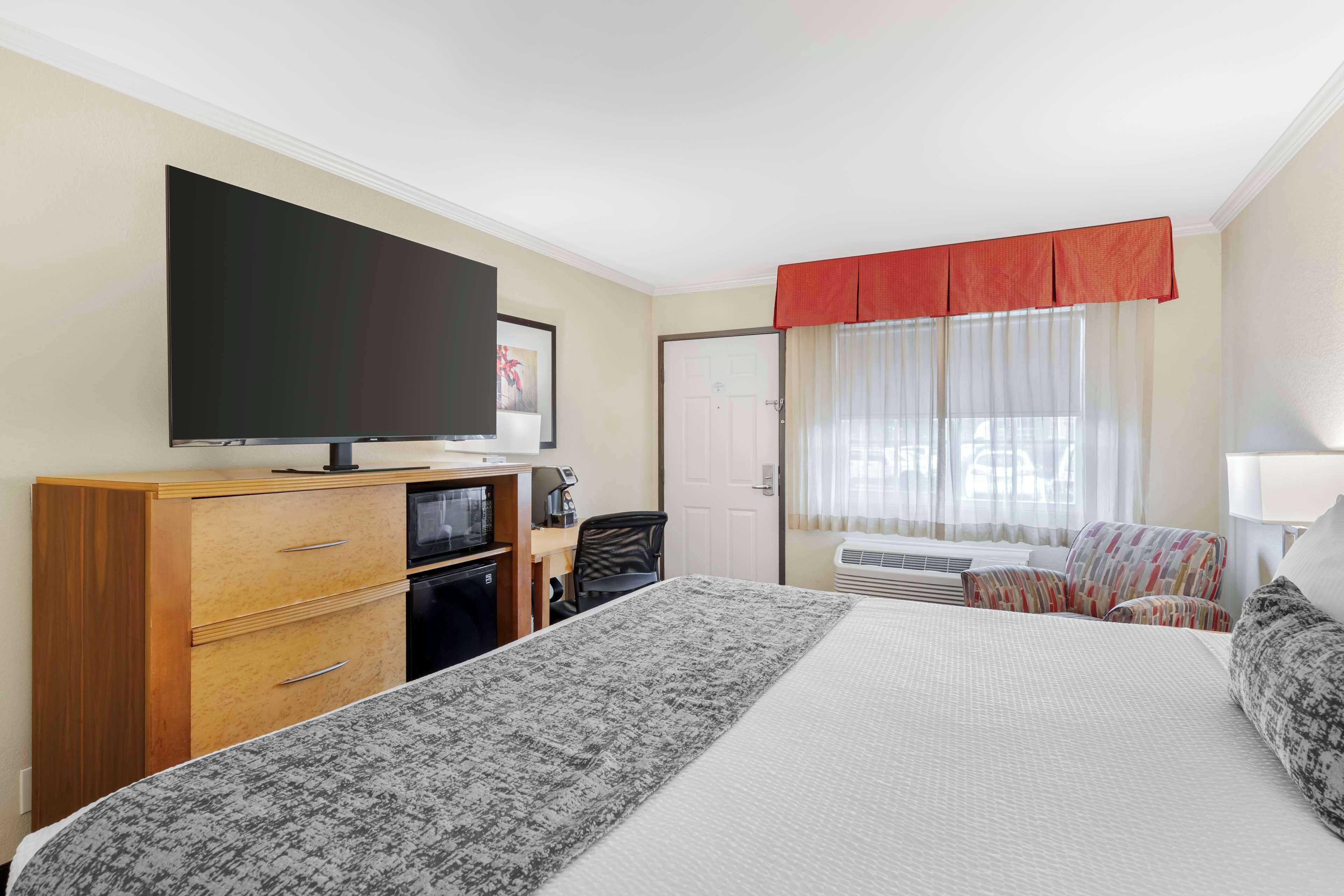 premium bedding, in-room safe, individually furnished, desk