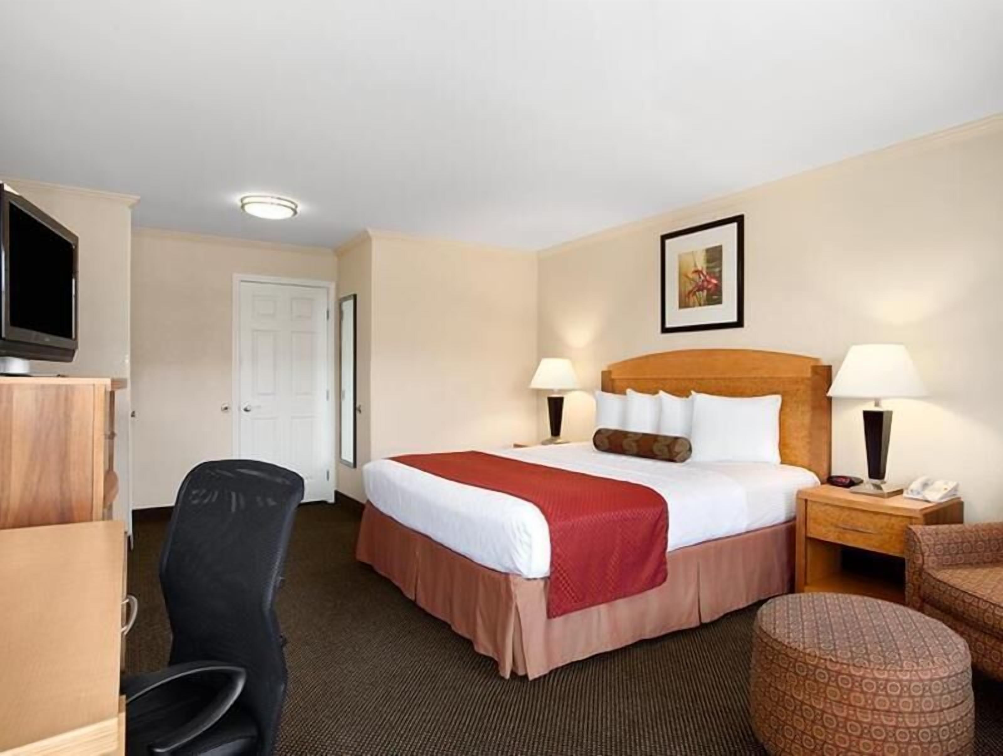 Premium bedding, in-room safe, individually furnished, desk