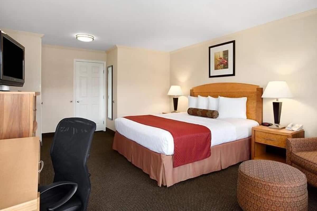 Premium bedding, in-room safe, individually furnished, desk