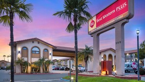 Un hôtel avec une grande enseigne indiquant : « Best Western PLUS Ontario Airport & Convention Center ».