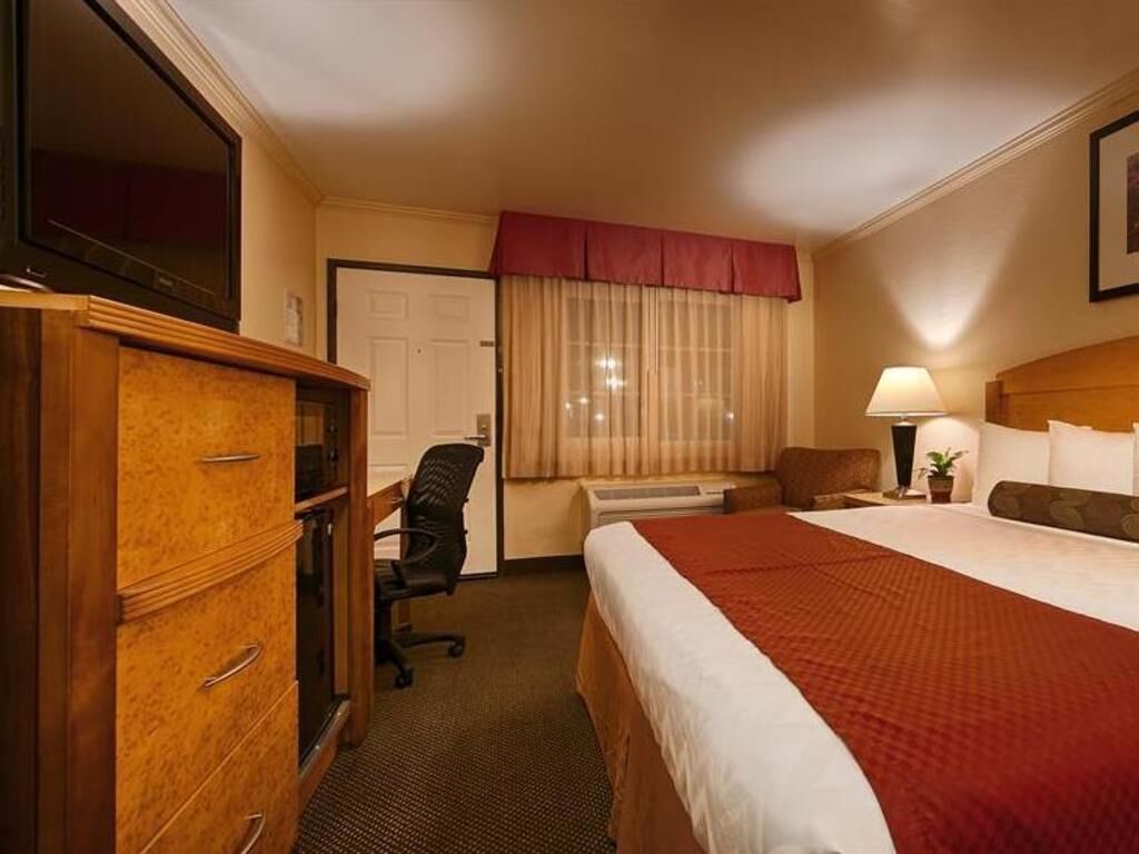 Premium bedding, in-room safe, individually furnished, desk
