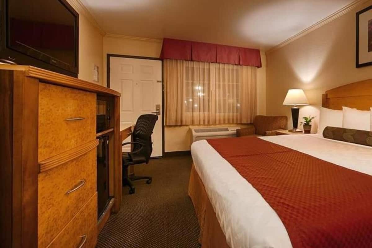 Premium bedding, in-room safe, individually furnished, desk