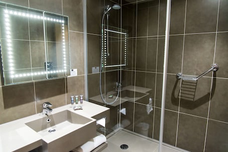 Shower, rainfall showerhead, eco-friendly toiletries, hair dryer. Novotel Nottingham Derby
