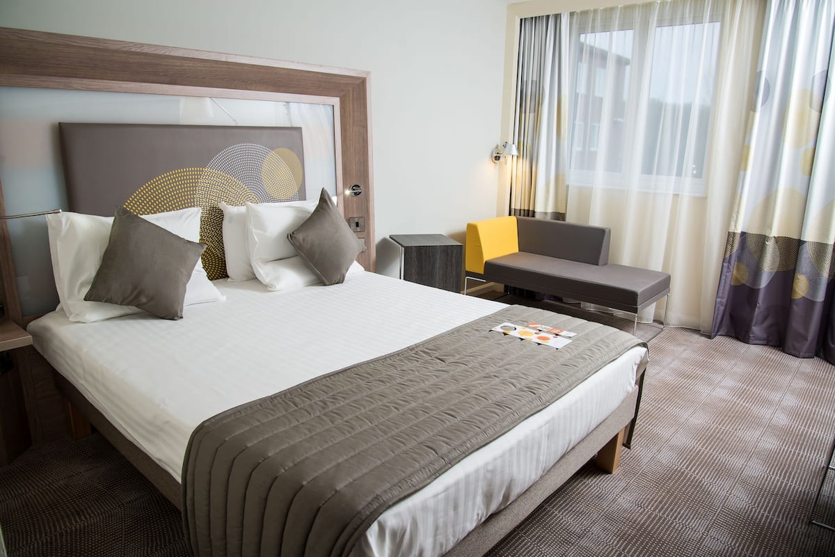 premium room, 1 double bed (executive) | in-room safe, desk, blackout curtains, iron/ironing board