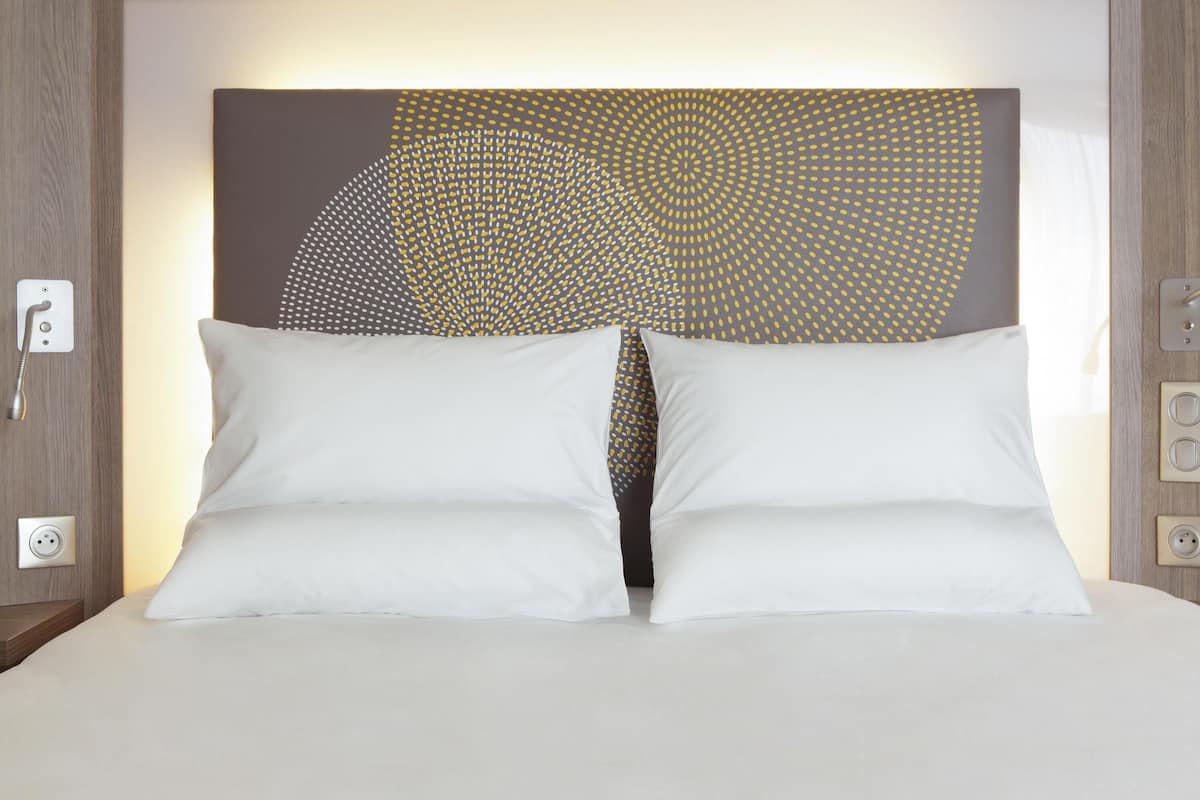 Rom – superior, 1 queensize-seng (Premium) | Safe på rommet, skrivebord, blendingsgardiner og strykejern/-brett