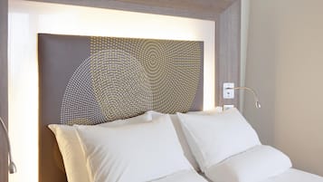 Caja de seguridad en la habitación, escritorio y cortinas blackout