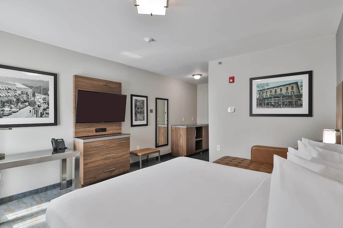 Standaard kamer, 1 kingsize bed, niet-roken | Hypoallergeen beddengoed, een bureau, een laptopwerkplek