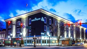 A large building with 'Penn Stroud' signage, street signs, and a 'No Turn on Red' sign. - The Penn Stroud, Stroudsburg - Poconos, an Ascend Collection Hotel (Stroudsburg)
