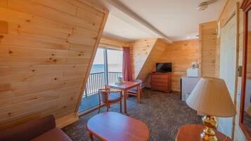 Escritorio, cortinas blackout y tabla de planchar con plancha