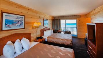 Escritorio, cortinas blackout y tabla de planchar con plancha