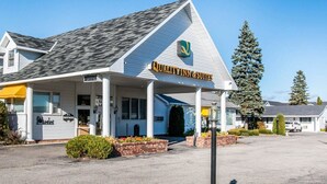 A hotel with a prominent sign reading "Quality Inn & Suites". - Quality Inn & Suites Mackinaw City Beachfront (Mackinaw City)