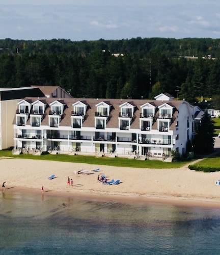 Quality Inn & Suites Mackinaw City Beachfront