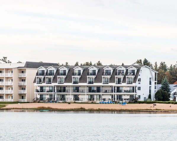 På stranden, solsenger og strandhåndklær