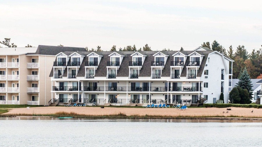 Quality Inn & Suites Mackinaw City Beachfront