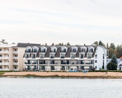 Quality Inn & Suites Mackinaw City Beachfront