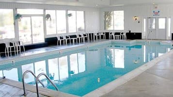 Alberca techada y camastros