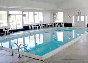 Una piscina cubierta, tumbonas