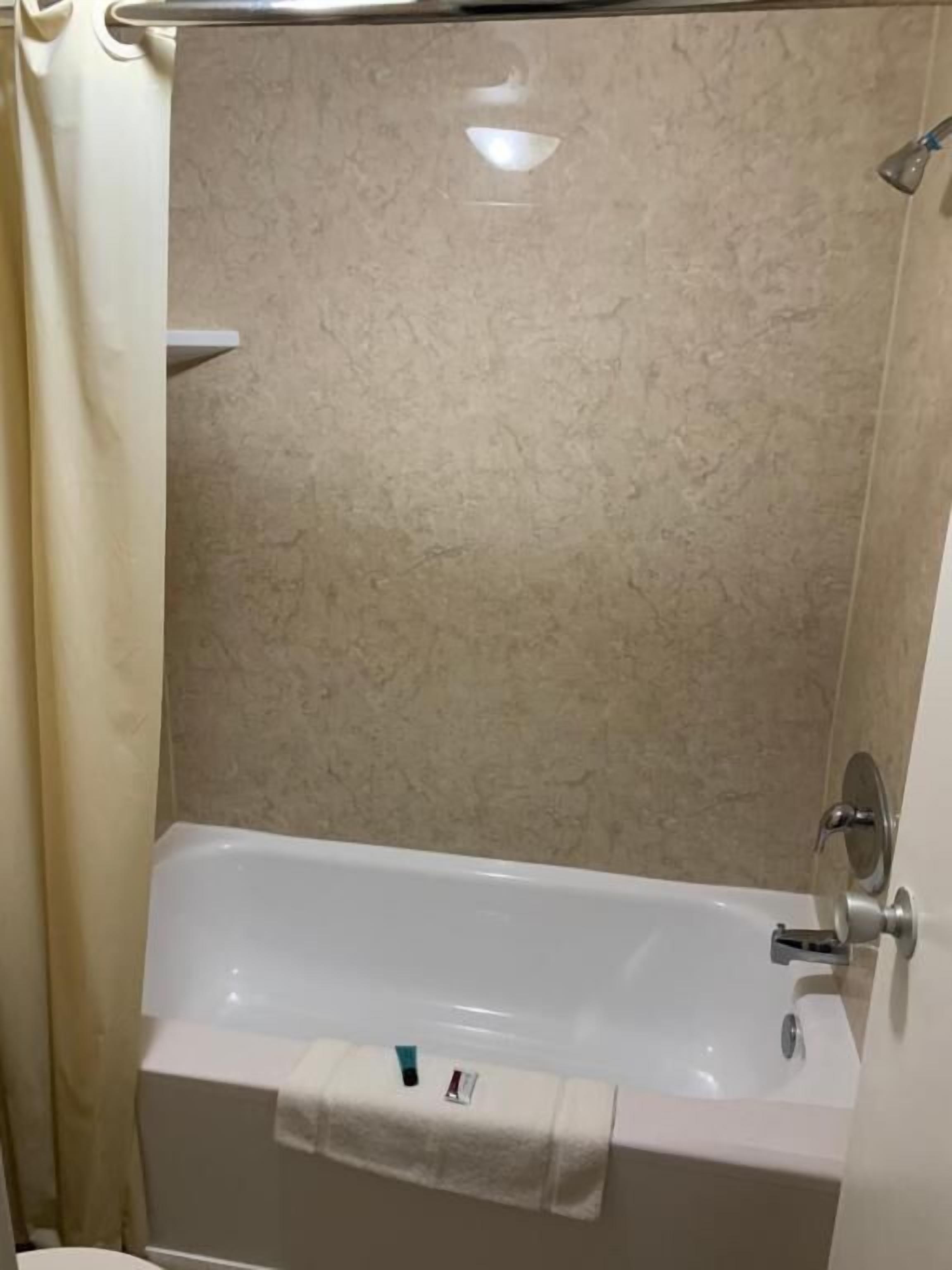 Douche, articles de toilette gratuits, sèche-cheveux
