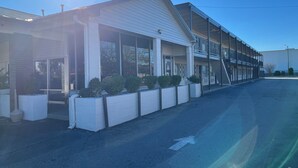 A building with a flat roof, large windows, and a covered entrance area. - Motel 6 Greenville, NC – ECU-Medical Center (Greenville)
