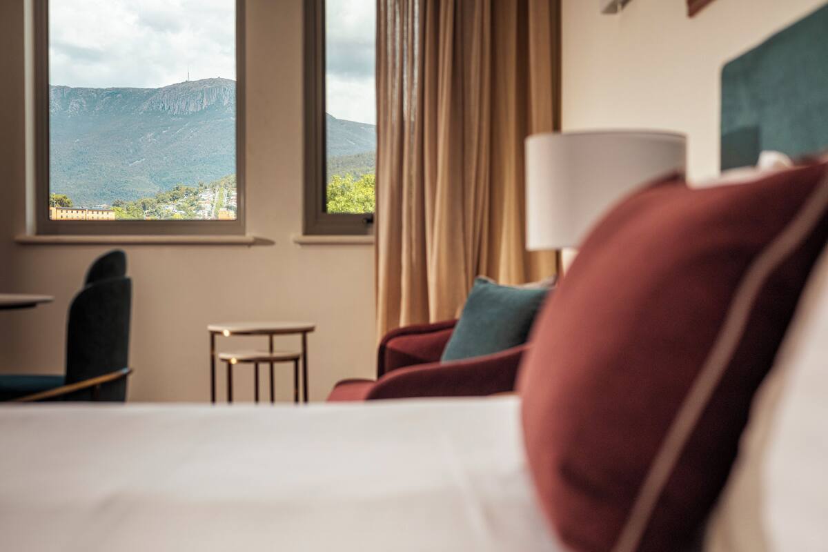 Double or Twin Room, Mountain View | Peralatan tempat tidur premium, bar mini, peti besi dalam bilik, meja 